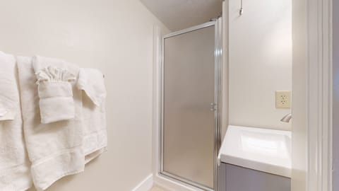 Combined shower/tub, towels