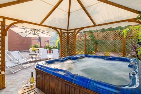 Common mini jacuzzi pool