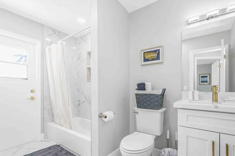 Combined shower/tub, hair dryer, towels