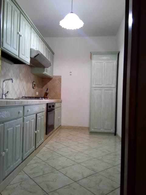 Fridge, oven, cookware/dishes/utensils