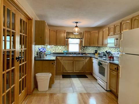 This kitchen has everything you need to make a good ole' family style vittles.