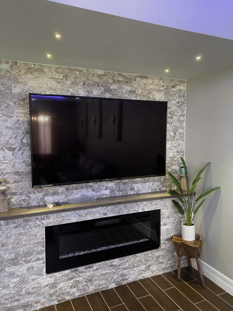 Smart TV, fireplace