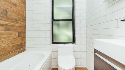 Combined shower/tub