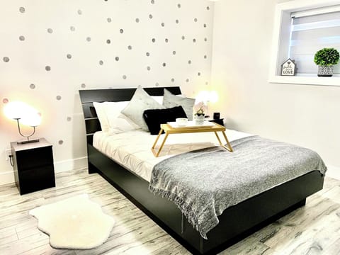 Bedroom 1 Queen bed with hotel grade linens & fresh fragrance. Work desk & chair
