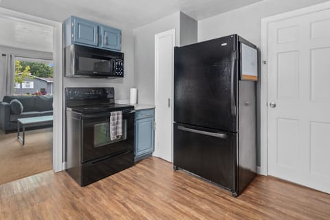 Fridge, oven, stovetop, dishwasher