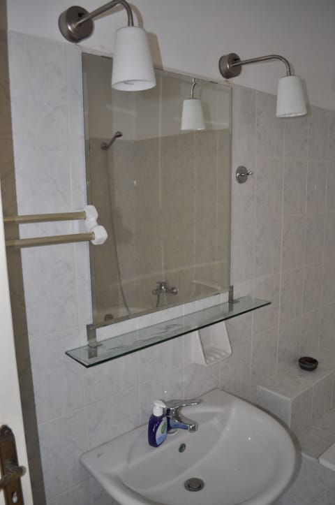 Combined shower/tub