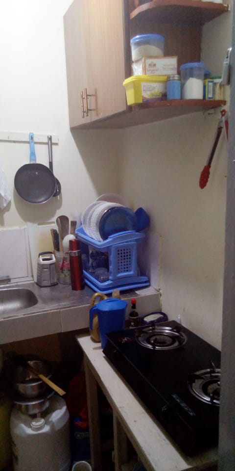 Fridge, stovetop, cookware/dishes/utensils, lobster pot