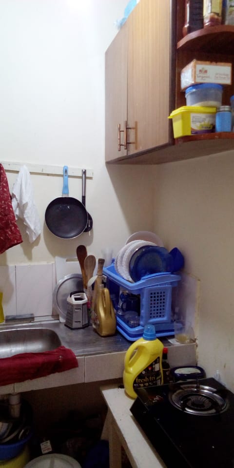 Fridge, stovetop, cookware/dishes/utensils, lobster pot