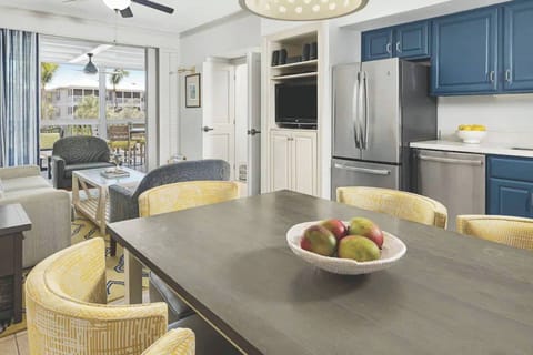 Fully equipped kitchen, dining area for 6.