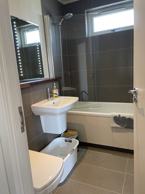 En suite with bath tub