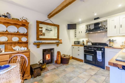 Rose Tree Cottage Kitchen - StayCotswold