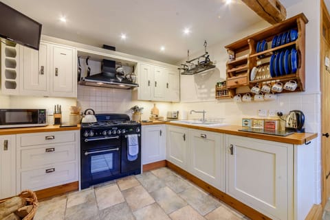 Rose Tree Cottage Kitchen - StayCotswold