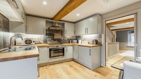 Church View Apartment Kitchen - StayCotswold
