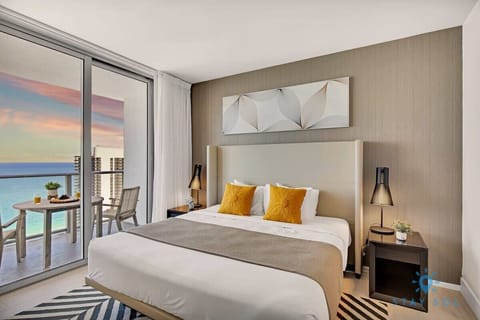 Bedroom 1 (King Bed)