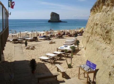 Beach nearby, sun loungers, beach towels