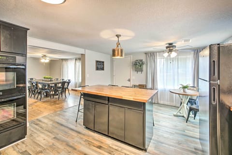 Kitchen | Paper Towels/Trash Bags Provided