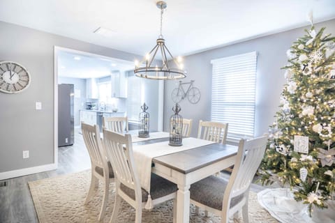 Dining room seats 6.