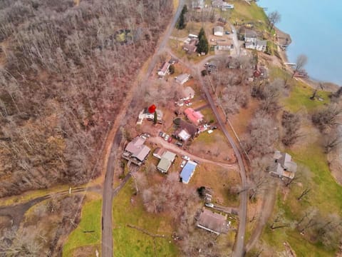 7 minute walk to lake