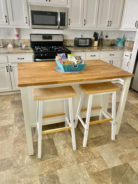 The table seats 6 and the island seats 2.