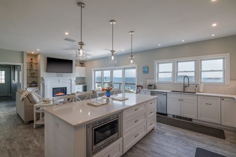 Main House - Open concept living, kitchen, ocean views, fully equipped kitchen