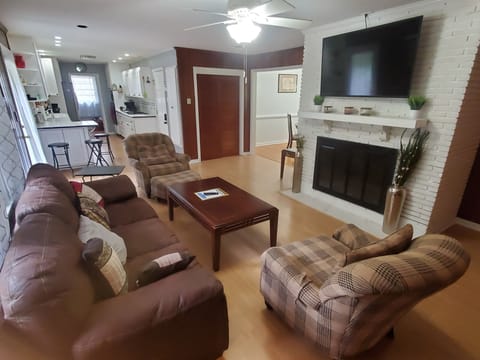 Living area | Smart TV, fireplace, computer monitors, printers