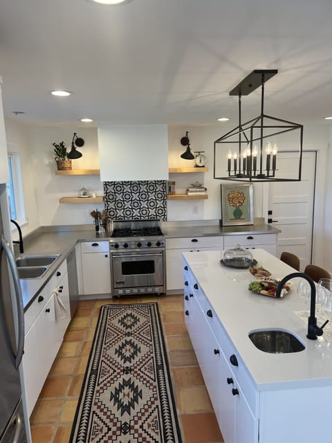 Viking stove and gourmet kitchen w plenty of prep and entertaining space.