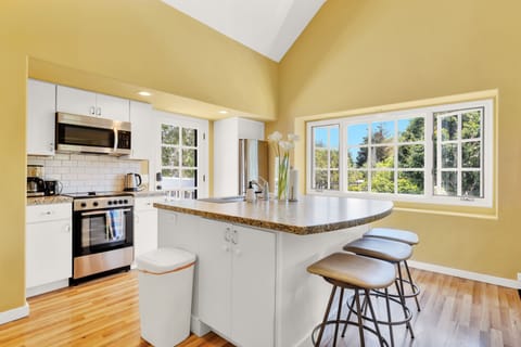 Private kitchen | Fridge, microwave, oven, stovetop