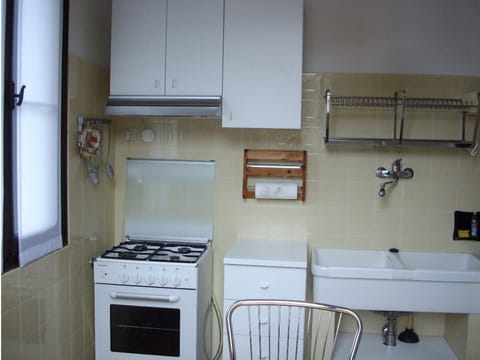 Fridge, oven, coffee/tea maker, highchair