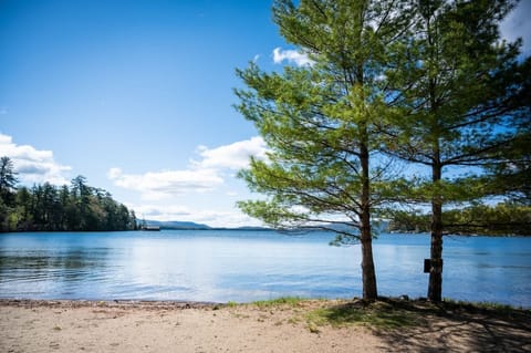 Beach nearby, sun loungers, beach towels