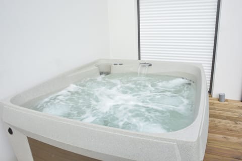 Indoor spa tub