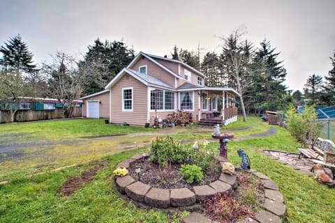 Coos Bay Vacation Rental | 3BR | 2BA | 2,096 Sq Ft | 3 Exterior Stairs Required