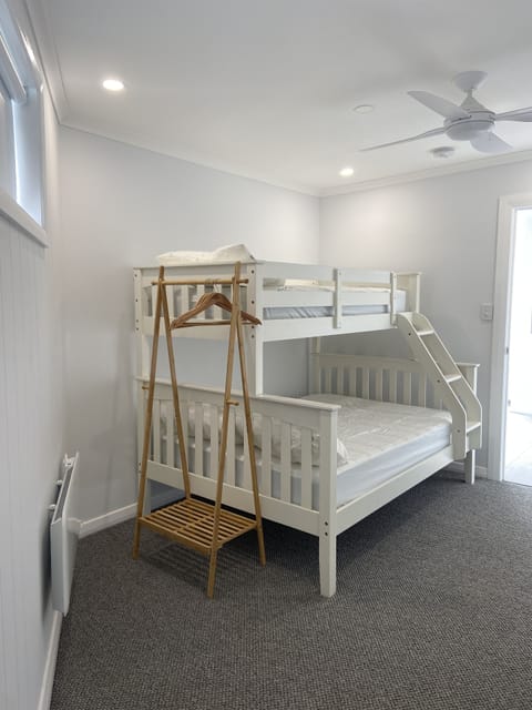 5 bedrooms, travel crib