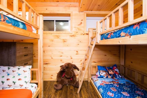 lower level bunk bed room, 4 twin beds