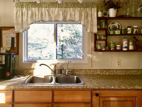 Fridge, oven, stovetop, coffee/tea maker