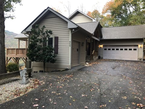 The Mountain View Lodge has end-of-the-road privacy and a beautiful entrance.