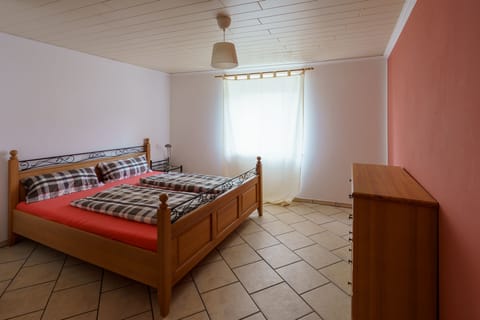 2 bedrooms, WiFi, bed sheets, wheelchair access