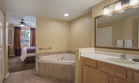 Combined shower/tub, hair dryer, towels