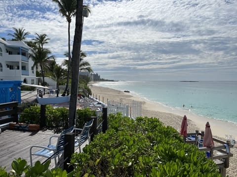 Beach nearby, sun loungers, beach towels