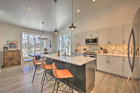 Kitchen | Fully Equipped | Crock-Pot | Coffee Maker & Grinder