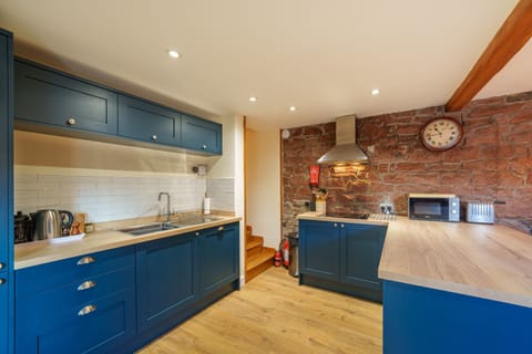 2 Eden Grove Cottages - Modern Kitchen