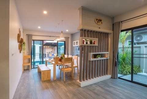 Living room connecting with dinning area 