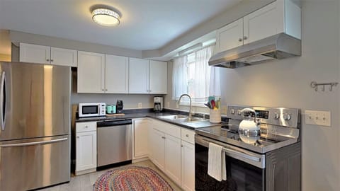 Private kitchen | Fridge, microwave, oven, stovetop