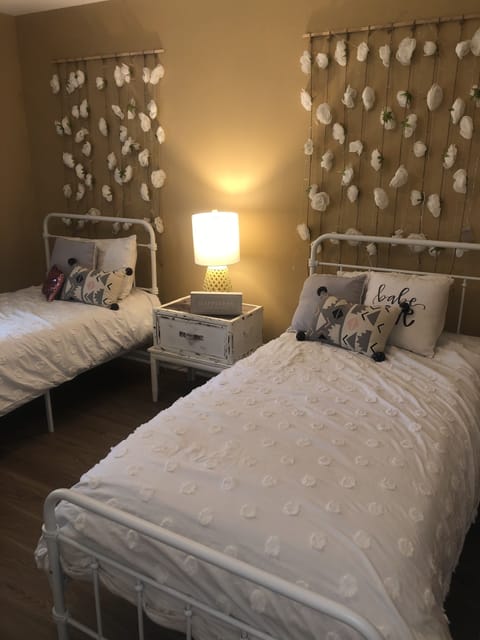 Third bedroom with two twin beds