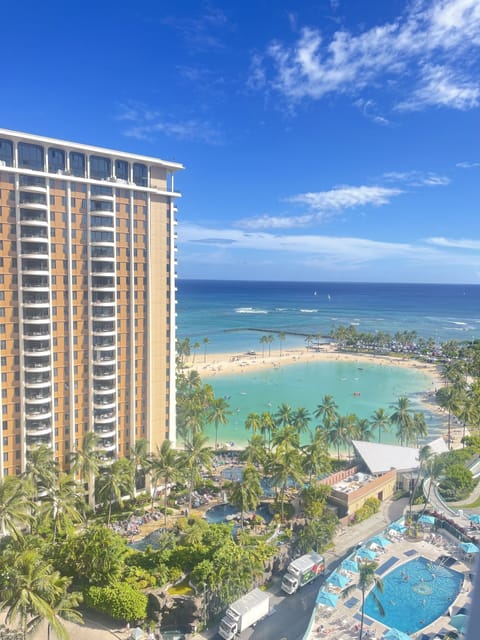 Beach nearby, sun loungers, beach towels