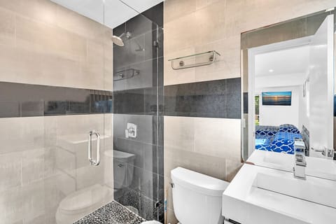 Combined shower/tub