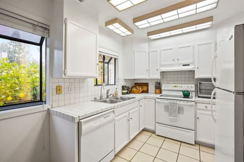 Full Kitchen with Microwave, Dishwasher, Fridge, Oven, Stove, Regular Coffee Maker and Toaster