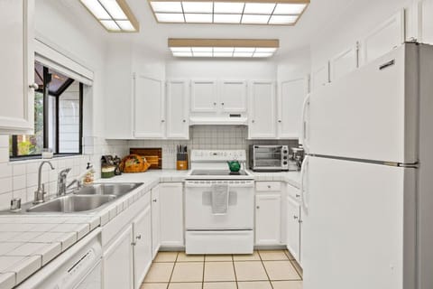 Full Kitchen with Microwave, Dishwasher, Fridge, Oven, Stove, Regular Coffee Maker and Toaster
