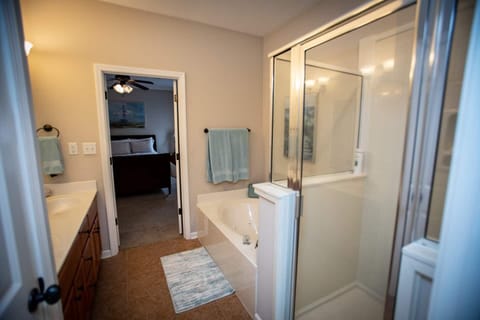 Combined shower/tub, jetted tub, hair dryer, towels