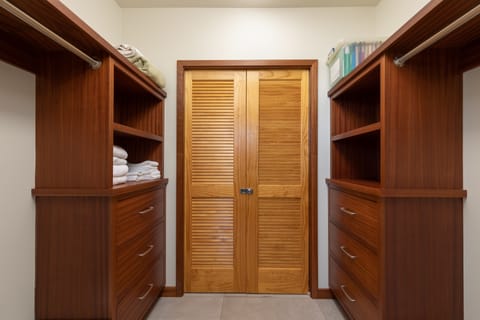 walk-in closet off primary bedroom