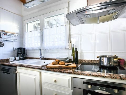 Cabinetry, Countertop, Property, Sink, Kitchen, Building, Tableware, Kitchen Appliance, Kitchen Stove, Wood